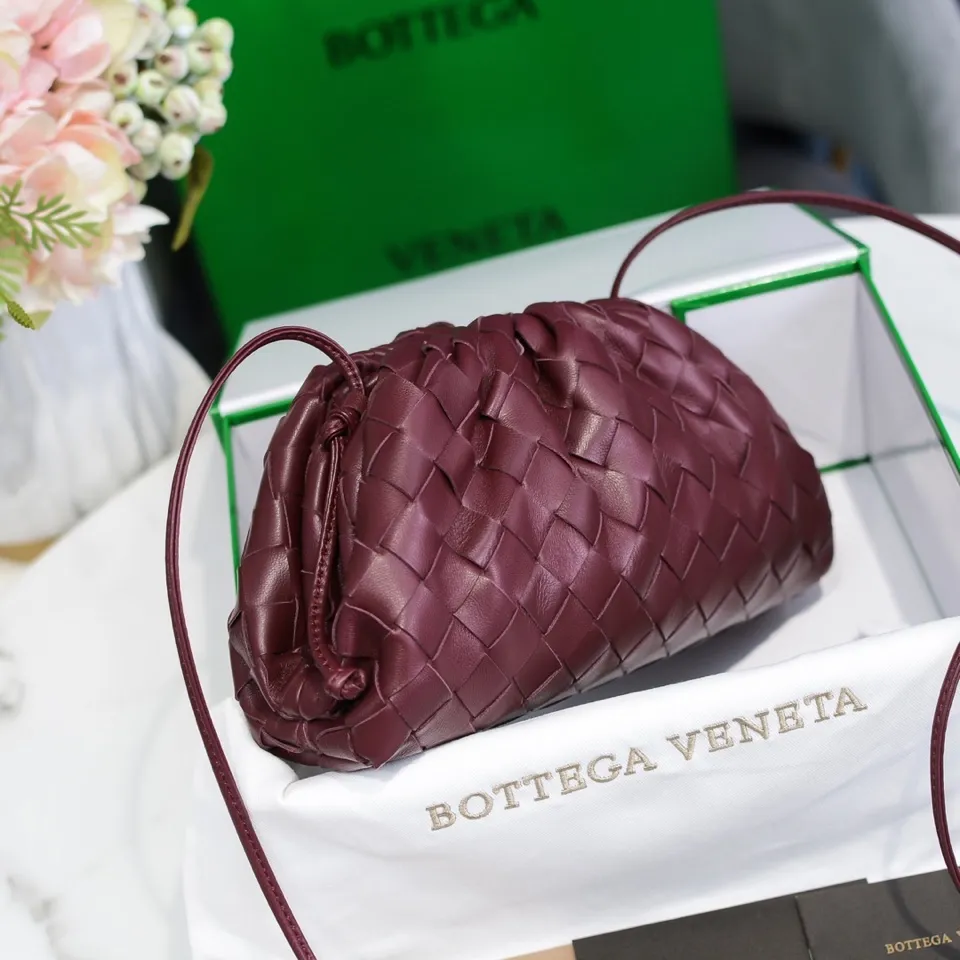 Batch 1260 Real shots👇Large plaid weaving The pouch cloud bag is the first series designed by former Celine designer Daniel Lee after joining BV. The upper body is extremely ecstatic ~ fashionable and classy ~ elegant and concise, lazy and intellectual size: 23*13*8 [Little Cloud Rough Weave#]